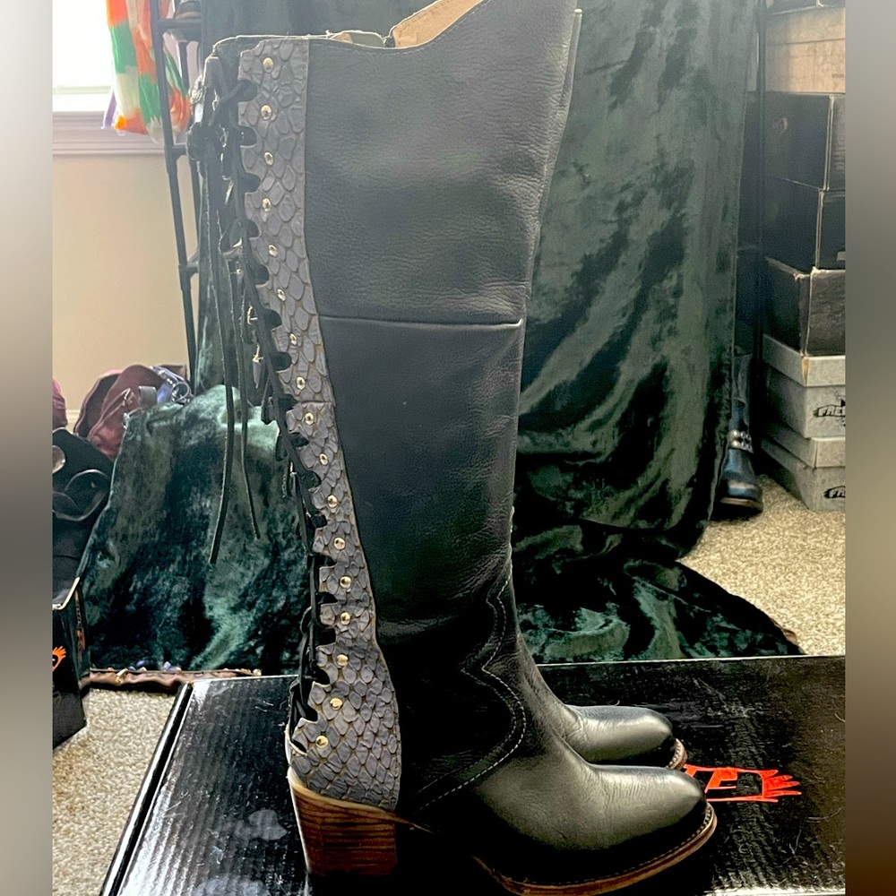 Freebird Catrina boots in Navy multi, size 9
